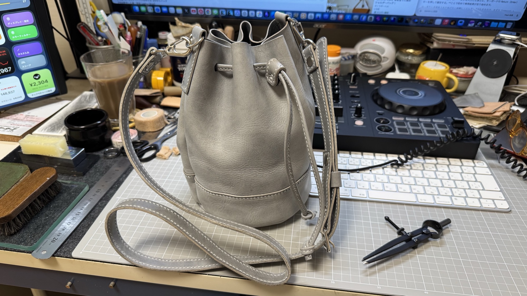革しごと日記 15｜巾着バッグが完成。アトリエに迎えたDJコントローラー DDJ-FLX4