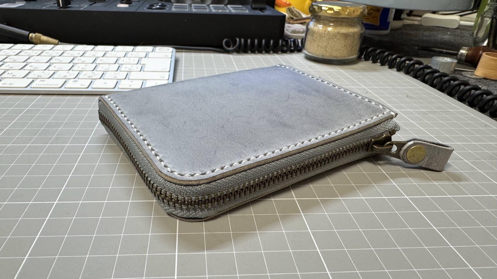 革しごと日記 19｜巾着バッグを作った革で、L字ファスナー財布制作