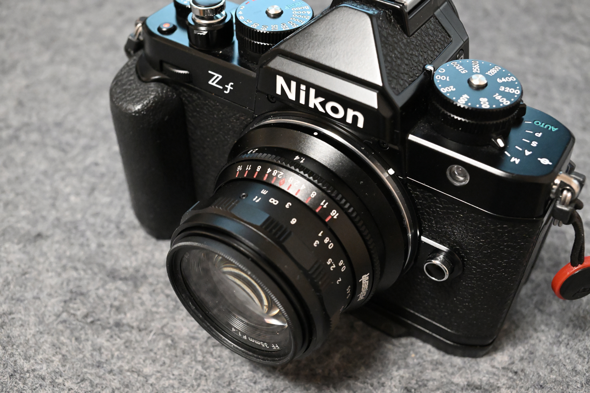 【PERGEAR 35mm F1.4】レビュー：初心者でも手軽に始められる、おすすめ中華マニュアルレンズを「Nikon Zf」で試してみた