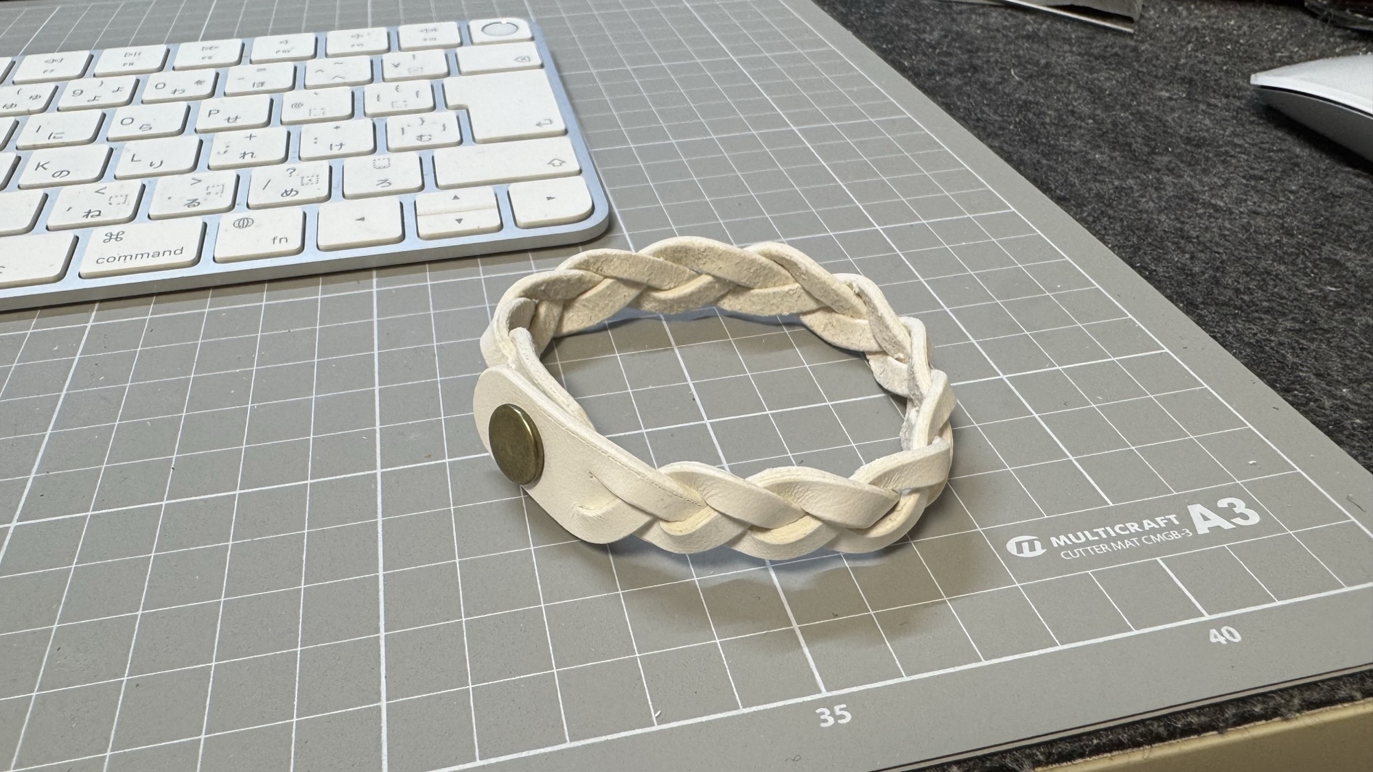 革しごと日記 18｜余ったハギレでトリック編みブレスレットを制作