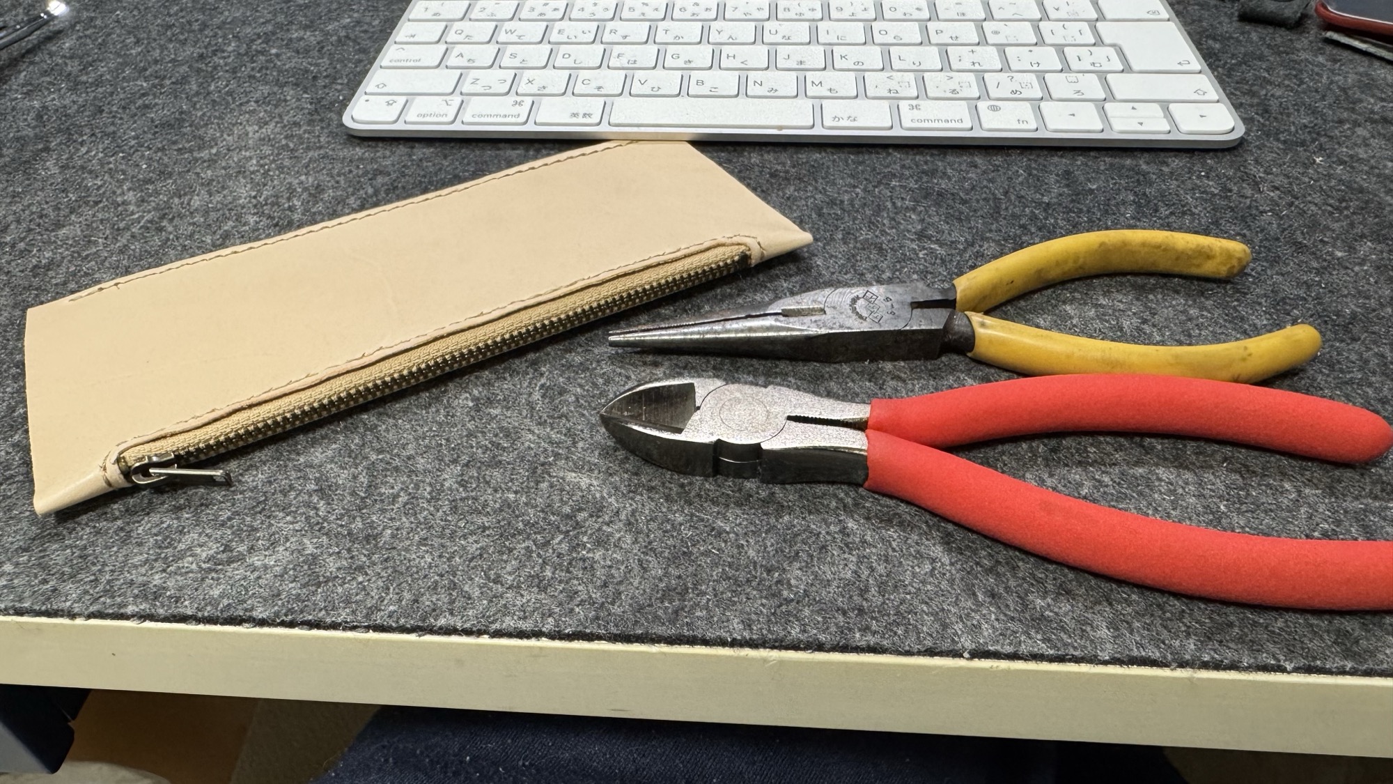 調整後のファスナー/ニッパーなどの工具